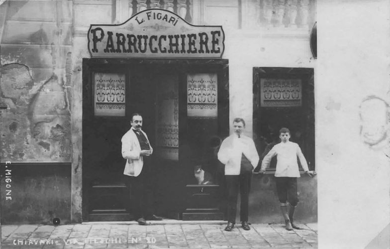 Chiavari 1900: Via Vittorio Veneto - Le coiffeur L. Figari - photo de Riccardo Penna